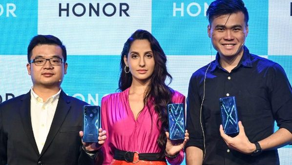 উল্টো করে জাতীয় পতাকা ধরলেন নোরা ফাতেহি, সামাজিক মাধ্যমে ট্রোল্ড বলিউড অভিনেত্রী, দেখুন সেই পতাকা ধরার ভিডিও