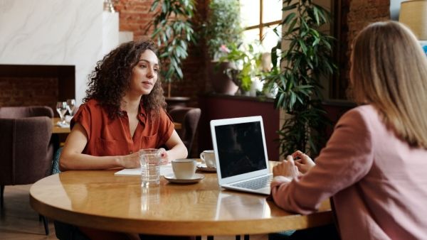 Career Tips: ইন্টারভিউ চলাকালীন ভুলেও এই কাজটা করবেন না! সতর্ক হন Body Language নিয়েও