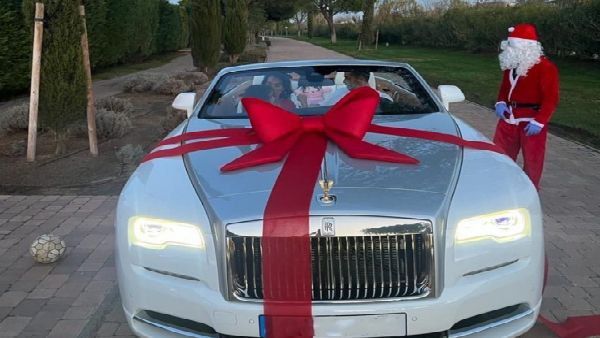 রোনাল্ডোকে বড়দিনে বিলাসবহুল গাড়ি দিলেন বান্ধবী, মেসির সঙ্গে সংখ্যার ব্যবধান বাড়ালেন CR7