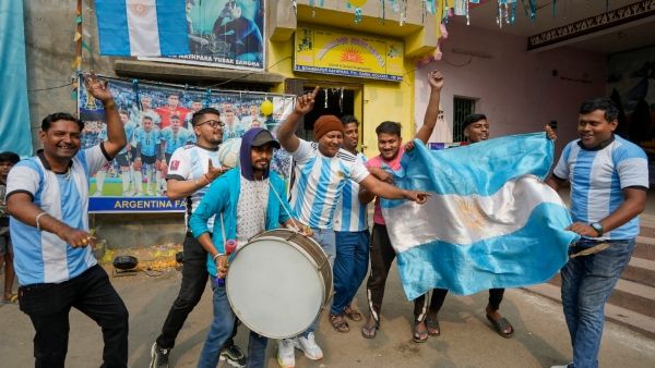 বিশ্বকাপ ফাইনাল ঘিরে উত্তেজনার চোরাস্রোত শৈলশহর দার্জিলিংয়ে, তৈরি তিলোত্তমাও,কিছুটা ব্যতিক্রমী চিত্র চন্দননগরে