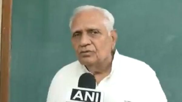 Gujarati Election: পিএম মোদীর মুখোমুখি হতেই সামলাতে পারলেন না Somabhai Modi! দেখুন Video