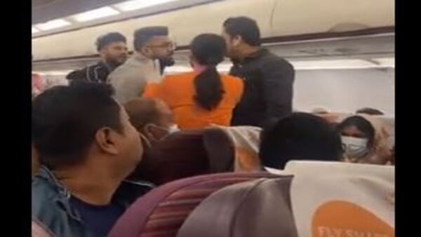 মাঝ আকাশে কেন ওই দুই ব্যক্তি এভাবে হাতাহাতি জড়ালেন জানেন? জানুন আসল সত্য