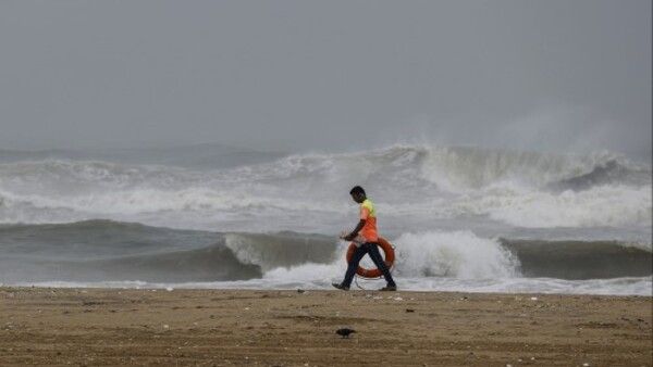 Weather News: তামিলনাড়ু-অন্ধ্র উপকূলে আঘাত হানল মান্দোস! বাংলার জেলাগুলিতে আবহাওয়ার পরিবর্তনের পূর্বাভাস