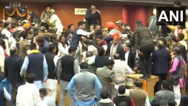 MCD-তে মেয়র নির্বাচনকে কেন্দ্র করে তীব্র উত্তেজনা! হাতাহাতিতে জড়ালেন বিজেপি এবং আপ কাউন্সিলররা