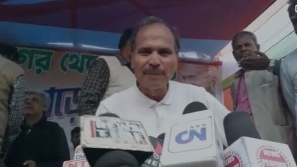 সারদার সুদীপ্ত সেনের সঙ্গে অবস্থানে তফাত নেই! অমর্ত্য সেনের কাছে ভোটের অঙ্ক বুঝতে চাইলেন অধীর চৌধুরী