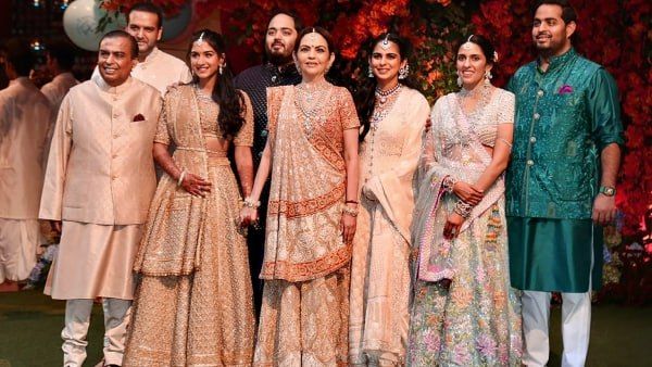 আনুষ্ঠানিক বাগদান সারলেন অনন্ত-রাধিকা! পুত্রবধূর হাতে হাত ধরে ছবি তুললেন নীতা আম্বানি