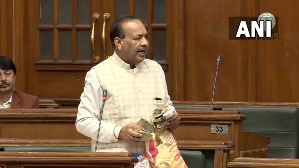 দিল্লি বিধানসভায় তাড়া তাড়া নোট হাতে আম আদমি পার্টির বিধায়ক! কারণ চমকে দেবে