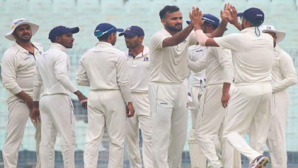 রঞ্জি ট্রফি সেমিফাইনালে মধ্যপ্রদেশকে শক্ত চ্যালেঞ্জ বাংলার, ময়াঙ্কের দ্বিশতরানে অ্যাডভান্টেজ কর্নাটক