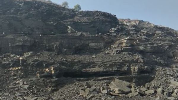 কয়লাখনিতে অবৈধ খনন! ধস নেমে ১০ শ্রমিকের আটকে পড়ার আশঙ্কা আসানসোলে