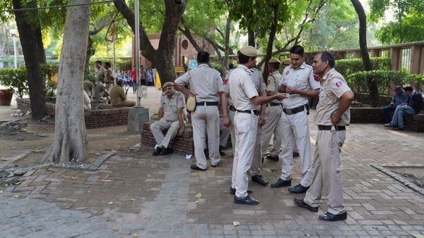 বিতর্কিত তথ্যচিত্র দেখতে দেখতেই Delhi University-তে আজাদি শ্লোগান! রামের নামেও উঠল পালটা ধ্বনি