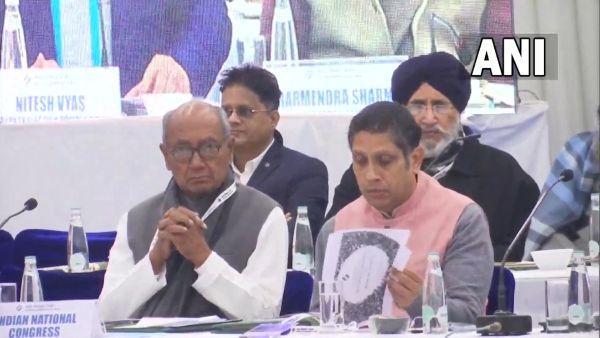 দেশের যে কোনও জায়গা থেকে রিমোট ভোটিং মেশিনে ভোট! কেন নির্বাচন কমিশনের প্রস্তাবের বিরোধিতায় বিরোধীরা