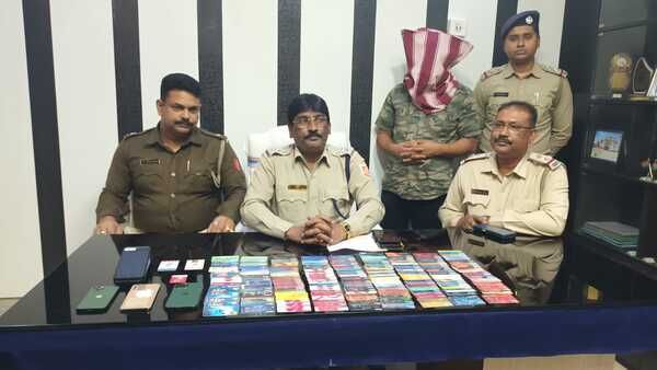 সাংবাদিক সেজে লক্ষ লক্ষ টাকার প্রতারণা! ধৃতের থেকে উদ্ধার হওয়া কার্ড-ফোন উদ্ধারে চমকে গিয়েছে পুলিশও