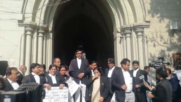 চাপের মুখে অবস্থান বদল, বিচারপতি রাজশেখর মান্থার এজলাসে বিক্ষোভ উঠল, বয়কটে অনড় আইনজীবীদের একাংশ