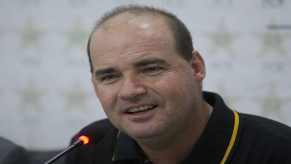 আন্তর্জাতিক ক্রিকেটে প্রথম অনলাইন হেড কোচ! মিকি আর্থার কোন দেশের হয়ে ইতিহাস গড়তে পারেন?