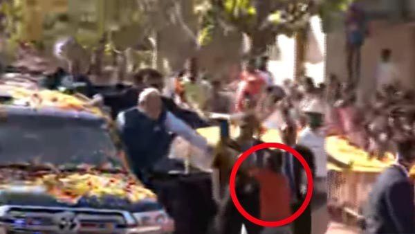 নিরাপত্তার নজর এড়িয়ে মোদীর কাছে পৌঁছে গেলেন এক যুবক! রইল মুহূর্তের সেই ভিডিও