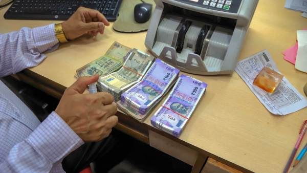 ব্যবহারে প্রভাব ফেলতে পারেনি নোট বাতিলের সিদ্ধান্ত! ২০১৬ থেকে নগদের ব্যবহার বেড়েছে ৮৩%