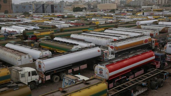 শ্রীলঙ্কার পথেই এগোচ্ছে পাকিস্তান, রেকর্ড দাম বাড়ল পেট্রোলের