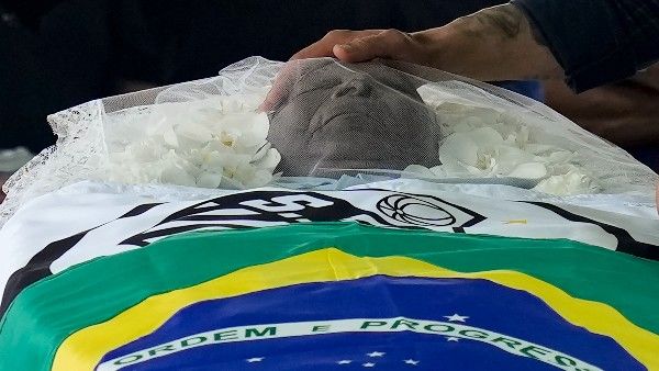 Pele: পেলের নামে একটি করে স্টেডিয়াম করার জন্য বিশ্বের ফুটবল খেলিয়ে দেশগুলিকে প্রস্তাব ফিফার