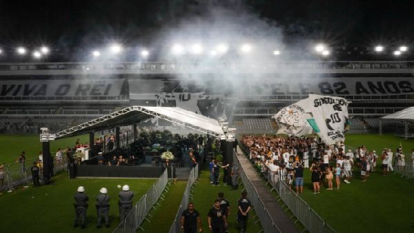 পেলের কফিনের পাশে নিজস্বী তুলে সমালোচনার ঝড়ের মুখে ফিফা সভাপতি! ভাইরাল ছবিটি দেখুন