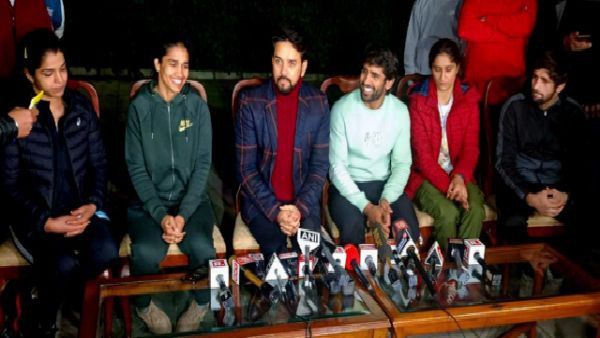 ভারতীয় কুস্তি ফেডারেশনের জরুরি বৈঠক বাতিল, কুস্তিগীরদেরই পাশে থাকার বার্তা অনুরাগের