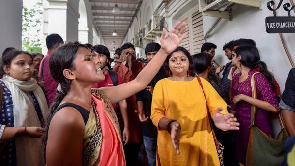 মোদীকে নিয়ে তৈরি বিবিসির তথ্যচিত্র দেখল TISS-এর পড়ুয়ারা, ক্যাম্পাসের বাইরে বিক্ষোভে BJYM