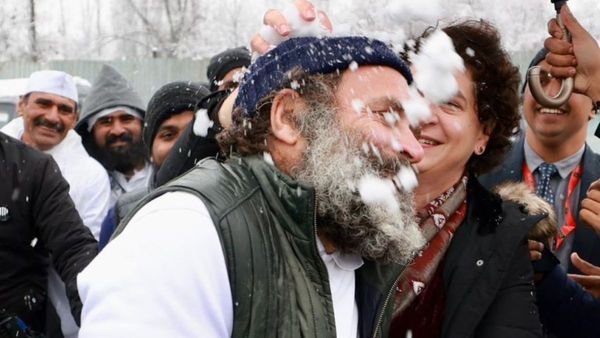 রাহুল-প্রিয়াঙ্কার বরফ-খেলার খুনসুটিতে স্বপ্নসুন্দর অনুভূতি কাশ্মীরে, ভাইরাল সেই ছবি