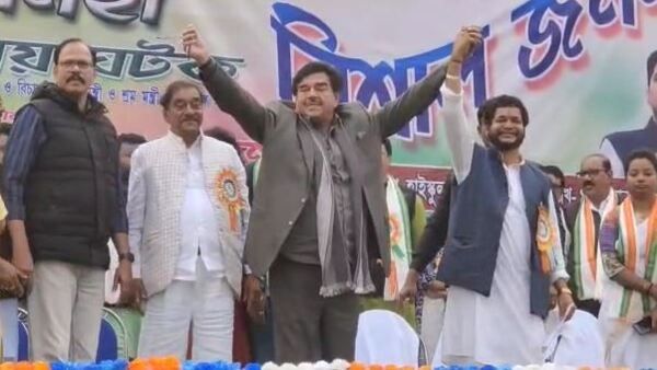 শত্রুঘ্ন সিনহার মঞ্চ থেকে শুভেন্দুর চামড়া তোলার হুঁশিয়ারি! তৃণমূল নেতা টানলেন সৌমিত্রর 'অন্য' সম্পর্কের কথা