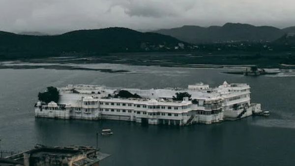 শীতকালে মনোরম শোভা উপভোগ করতে ঘুরে আসুন উদয়পুরে, দেখে আসুন সুন্দর লেক থেকে মন্দির