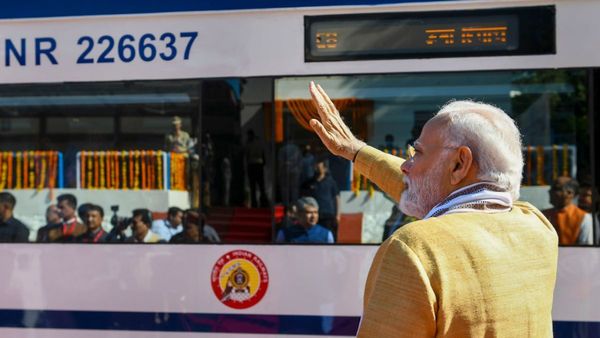 ফের আক্রান্ত বন্দেভারত এক্সপ্রেস! বাইরে থেকে ছোঁড়া ইটবৃষ্টিতে ভাঙল ট্রেনের কাচ