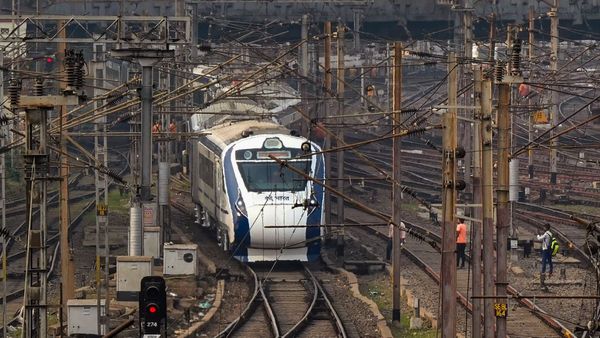 Budget 2023: বাংলায় রেলে গতি আনতে রেকর্ড বরাদ্দ! মিলল ১১ হাজার ৯৭০ কোটি টাকা