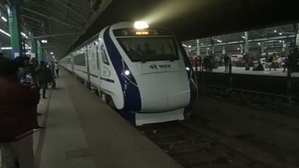 Vande Bharat: বাংলায় প্রথম দিনেই 'ধাক্কা'! বন্দে ভারতের পরিষেবার মান নিয়ে একের পর এক অভিযাগ যাত্রীদের