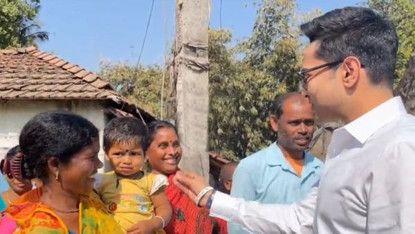 কেশপুর যাওয়ার পথে ‘দিদির দূত’ অভিষেক ঘুরলেন গ্রামে গ্রামে, মন্ত্রীকে ফোনে আর্জি