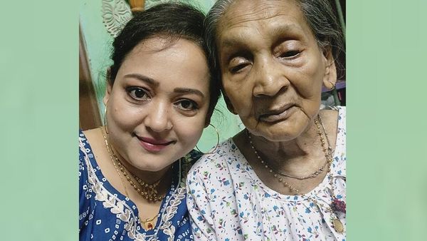 মাতৃহারা অপরাজিতা আঢ্য, ইনস্টাগ্রামে শেয়ার করলেন মায়ের সঙ্গে ছবি  