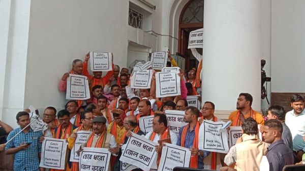 রাজ্যপালকে গো ব্যাক স্লোগান, শেম শেম বলেও বিক্ষোভ! সংবিধানের অবমাননা বললেন ফিরহাদ