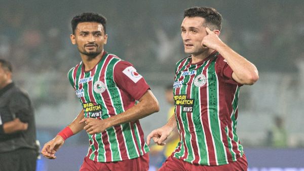 এটিকে মোহনবাগান আইএসএলের প্লে-অফে, পিছিয়ে পড়েও কেরালাকে হারাল ম্যাকহিউয়ের জোড়া গোলে