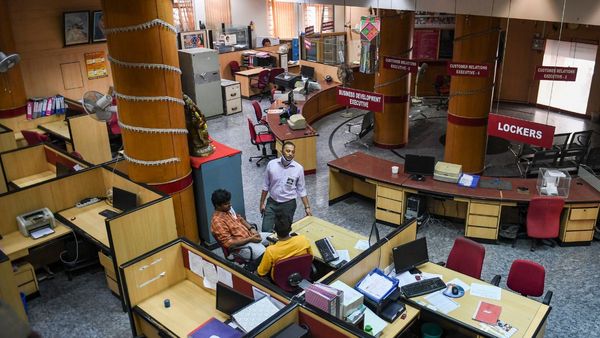 Bank Holidays in March 2023: উৎসবের মাসের শুরুতেই লম্বা ছুটি ব্যাঙ্কে! রইল তালিকা