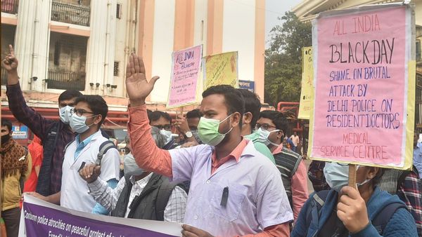 তৃণমূল বিধায়কের নির্দেশেই বদলি চার চিকিৎসক! বিতর্কে আরজিকর হাসপাতাল