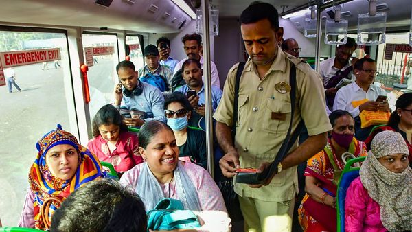 বিমানের পর এবার বাস! পাশে বসা মহিলা যাত্রীর আসনে প্রস্রাব নেশায় চুর যুবকের