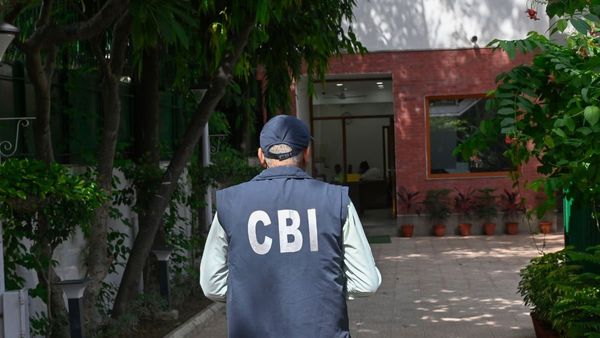 চিটফান্ডে সিবিআইয়ের হাতে ধৃত 'প্রভাবশালী' তৃণমূল নেতা! প্রায় ১০০ কোটি টাকা তোলার অভিযোগ