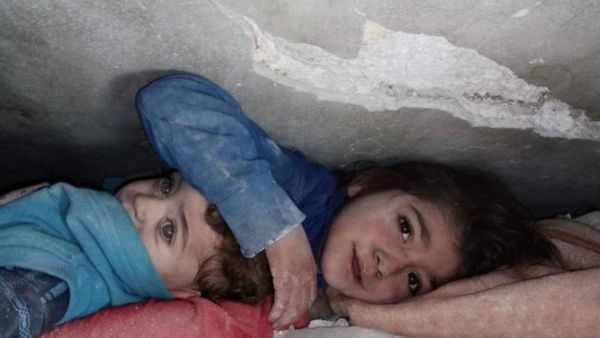 ধ্বংসস্তুপের নীচে ১৭ ঘন্টা! ছোট্ট ভাইয়ের মাথা বুক দিয়ে আগলে ৭ বছরের দিদি