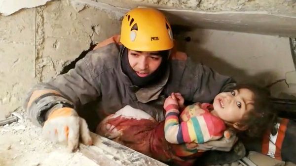 Turkey earthquake: সবে চোখ ফুটেছে! ধ্বংসস্তুপ সরাতেই মিলল ১০ দিনের শিশুর খোঁজ