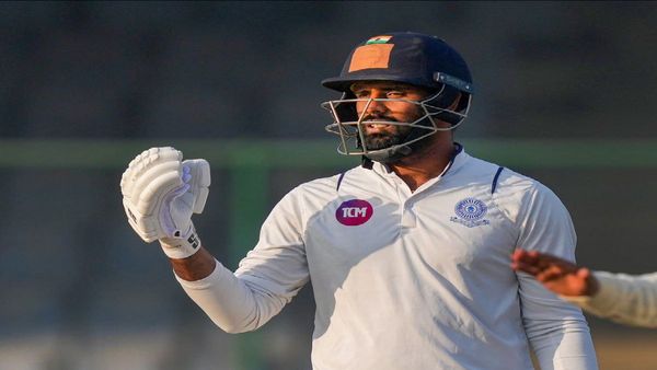 হনুমা বিহারীর লড়াইয়ে মুগ্ধ দীনেশ কার্তিকরা, কব্জিতে গুরুতর চোট নিয়ে রঞ্জিতে ব্যাট করলেন বাঁ হাতে!