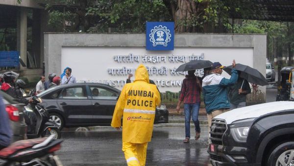 এটা আত্মহত্যা নয় খুন, দাবি IIT বম্বের মৃত ছাত্রীর বোন