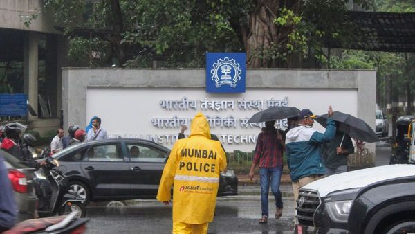 IIT Bombay-এর হস্টেলে রহস্যমৃত্যু ছাত্রের! জাতি বিদ্বেষ নিয়ে উঠছে প্রশ্ন
