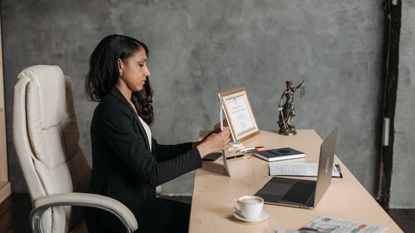 ছাঁটাই নয়, নির্দিষ্ট সময় পেরোলেই সিস্টেম অফ! কর্মীকে বাড়ি যাওয়ার অনুরোধের ছবি ভাইরাল