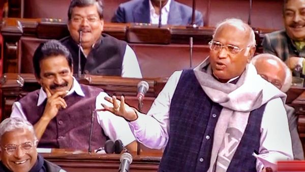 সত্যি কথা বললেই কি দেশদ্রোহী, 'মৌনিবাবা মন্তব্য নিয়ে ধনখড়কে পাল্টা তোপ খাড়গের