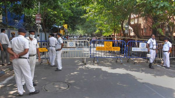 দুর্গন্ধে টিকতে পারছিলেন না প্রতিবেশীরা, পুলিশ গিয়ে দরজা খুলতেই চমকে উঠলেন সকলে