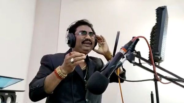 চেহারা ও গানে অবিকল কুমার শানু, সোশ্যাল মিডিয়ায় ভাইরাল রামপুরহাটের কাজিবর