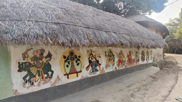 গোটা গ্রাম যেন একটা ক্যানভাস, বেড়িয়ে আসুন কলকাতার কাছেই আলপনা গ্রাম থেকে