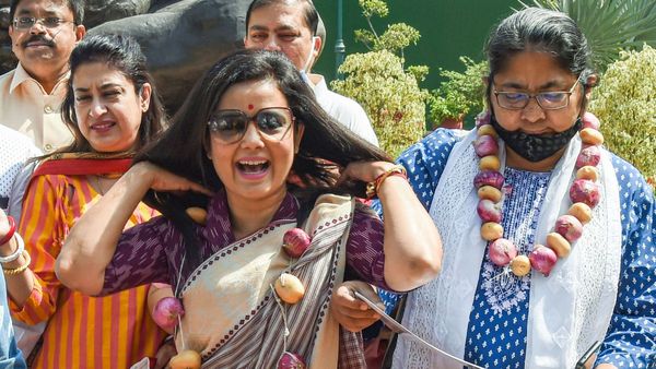 অধিবেশনে অশ্লীল শব্দের ব্যবহার করে বিতর্কে মহুয়া মৈত্র! ক্ষমা চাওয়ার দাবি বিজেপির